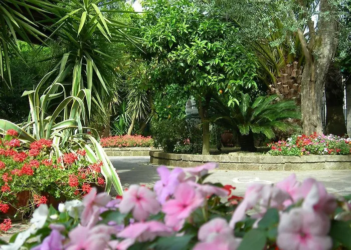 לינה וארוחת בוקר Maresca 4*